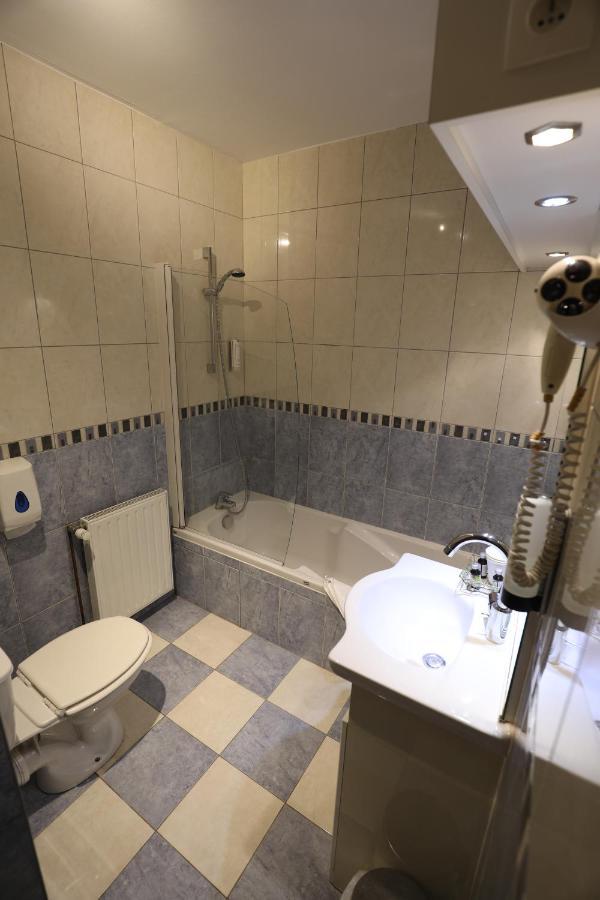 Logis Le Bourguignon Hotel Beze Bagian luar foto